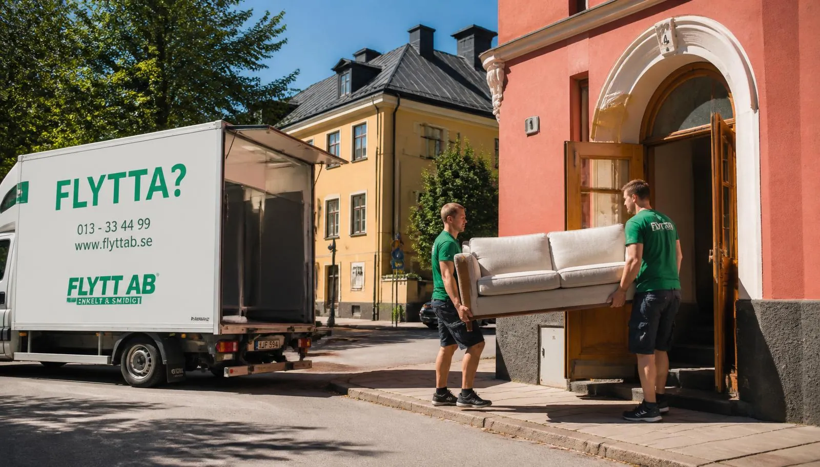 Flyttbil uppställd för lastning på smal gata i Stockholms innerstad